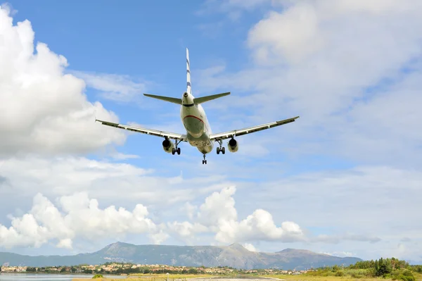 Aereo passeggeri in atterraggio sulla pista attiva — Foto Stock