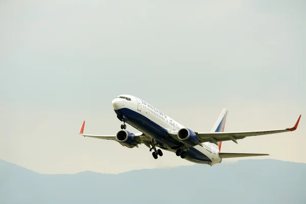 Descolagem do avião de passageiros da pista ativa — Fotografia de Stock
