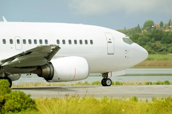 Avión de pasajeros esperando autorización de despegue en la pista —  Fotos de Stock