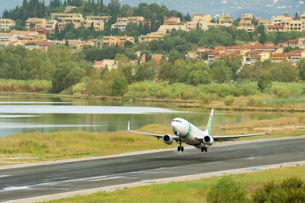 Passenger airplane takeoff from active runway — Stock Photo, Image