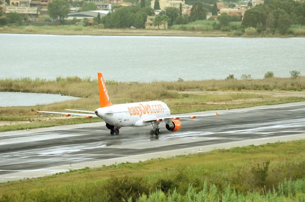 Passenger airplane takeoff from active runway — Stock Photo, Image