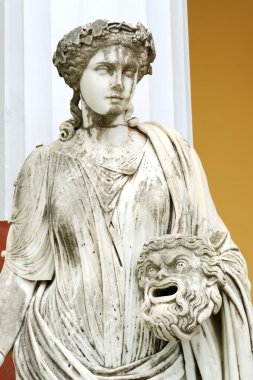 bir peri heykeli melpomene