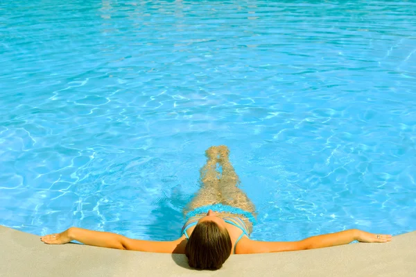 Beleza feminina relaxante na piscina — Fotografia de Stock