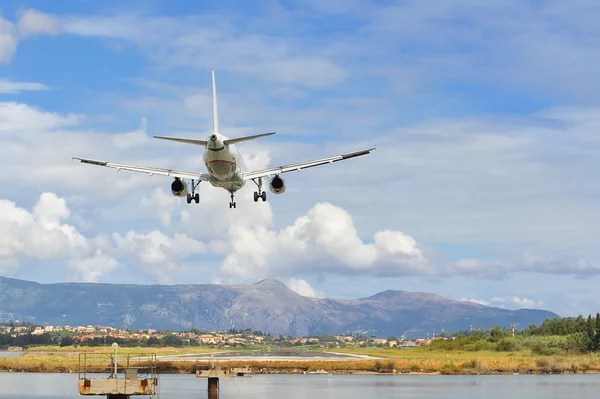 Passenger airplane landing to runway — Stock Photo, Image