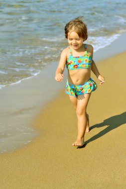 plajda çalışan mutlu bebek kız