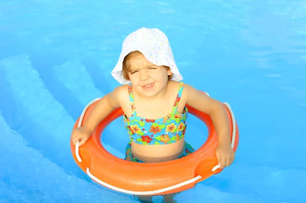 Menina aprendendo a nadar na piscina — Fotografia de Stock