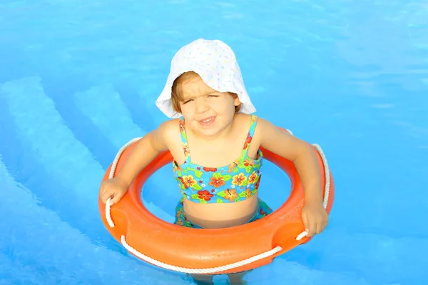 Niña aprendiendo a nadar en la piscina — Foto de Stock