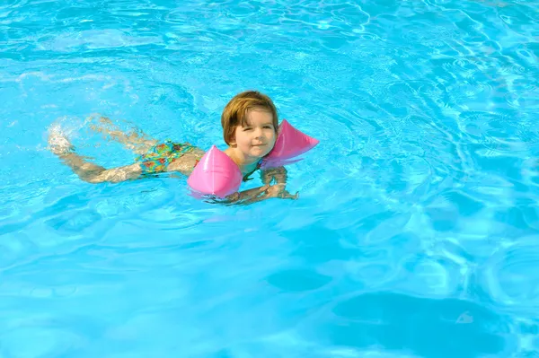 Peuter meisje leren om te zwemmen in het zwembad — Stockfoto
