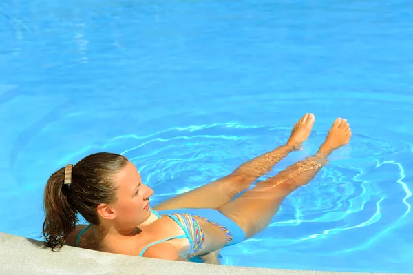 Belleza femenina relajante en la piscina — Foto de Stock