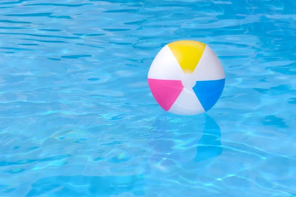 수영장에서 풍선 공 — 스톡 사진