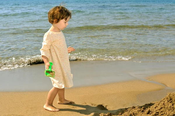 Toddler dziewczynka gry z jej zabawki na plaży — Zdjęcie stockowe