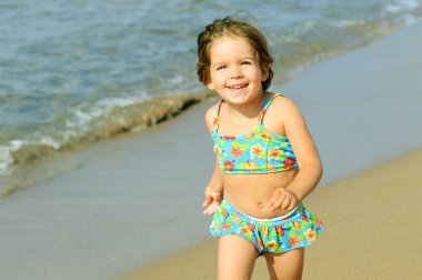 plajda çalışan mutlu bebek kız
