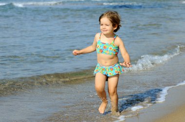 plajda çalışan mutlu bebek kız