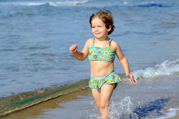 Joyeux bambin fille courir à la plage — Photo