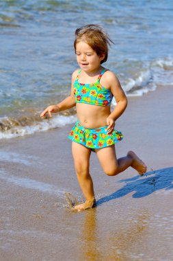 plajda çalışan mutlu bebek kız