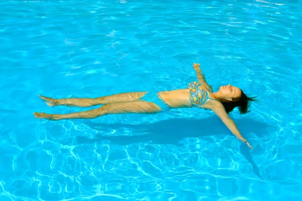 Belleza femenina relajante en la piscina —  Fotos de Stock