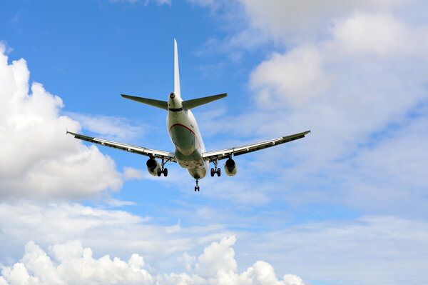 Посадка пассажирского самолета на взлетно-посадочную полосу
