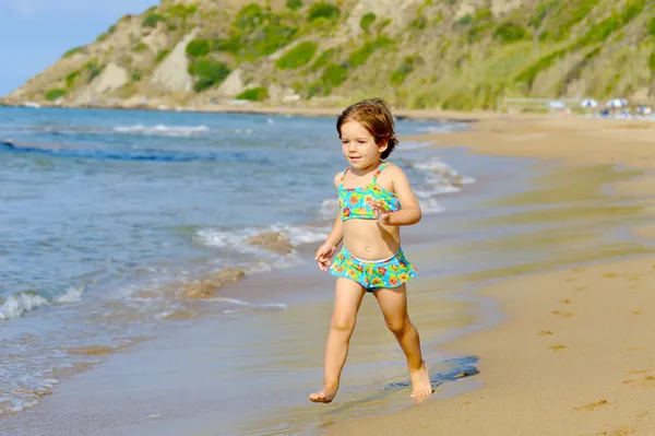 Glücklich Kleinkind Mädchen läuft am Strand — Stockfoto