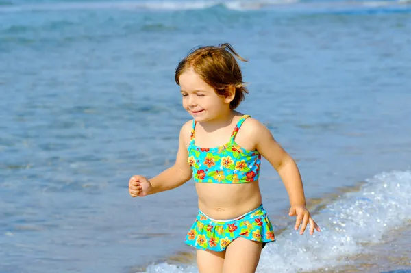 Glücklich Kleinkind Mädchen läuft am Strand — Stockfoto