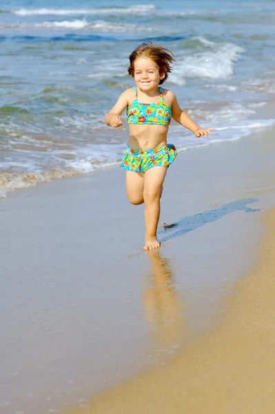 幸せな幼児の女の子がビーチで実行されています。 — ストック写真