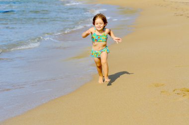 plajda çalışan mutlu bebek kız