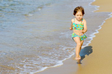 plajda çalışan mutlu bebek kız