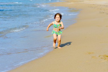 plajda çalışan mutlu bebek kız