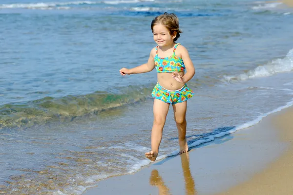 Glücklich Kleinkind Mädchen läuft am Strand — Stockfoto
