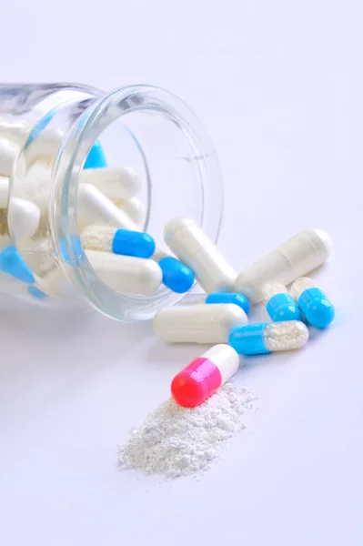 Cápsulas multicolores que se derraman de un bot de medicamentos recetados —  Fotos de Stock