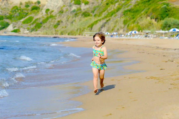 Glücklich Kleinkind Mädchen läuft am Strand — Stockfoto