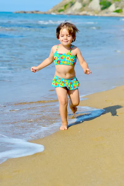 Glücklich Kleinkind Mädchen läuft am Strand — Stockfoto
