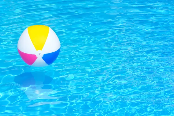 Надувной мяч в бассейне — стоковое фото