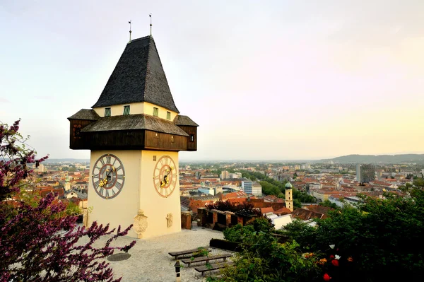 Antigua torre del reloj en la ciudad de Graz, Austria — Foto de Stock