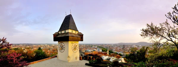 Stará věž s hodinami v Grazu, 180 stupňů panorama — Stock fotografie