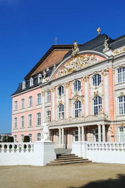 Südflügel des Kurfürstlichen Palastes in Trier, Deutschland — Stockfoto