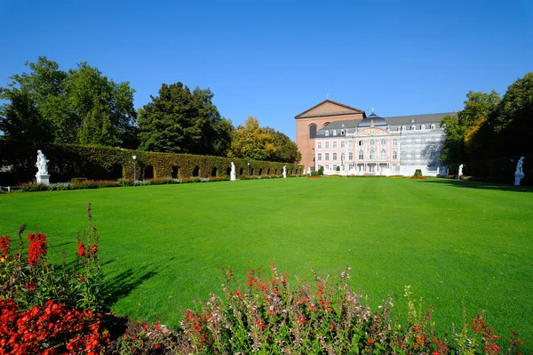 Ala sul do Palácio Príncipe-eleitores em Trier, Alemanha — Fotografia de Stock