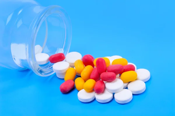 Píldoras que se derraman de un frasco de medicamentos recetados — Foto de Stock