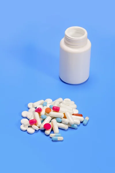 Χάπια από ένα μπουκάλι με ιατρική συνταγή — Φωτογραφία Αρχείου