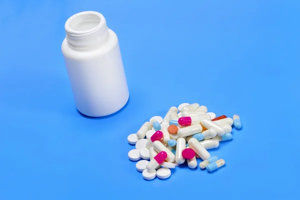 Comprimidos de um frasco de medicamentos de prescrição — Fotografia de Stock