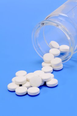bir ilaç şişesinden dökülmesini kapsül
