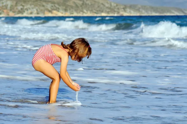 Sahilde yürümeye başlayan çocuk kız — Stok fotoğraf