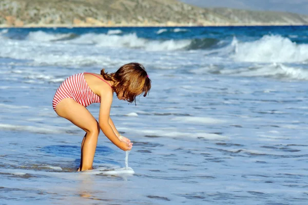 Kleinkind Mädchen am Strand — Stockfoto