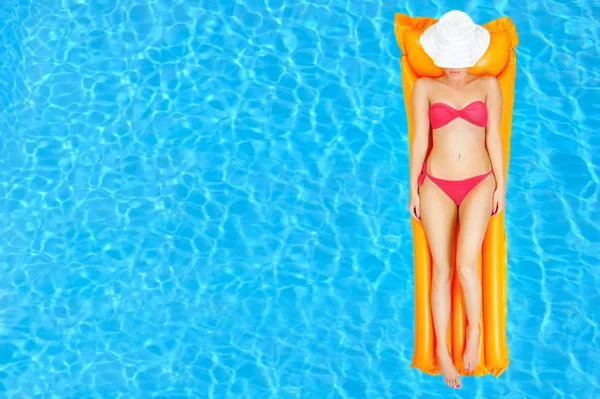 Kobieta uroda relaks w basenie — Zdjęcie stockowe