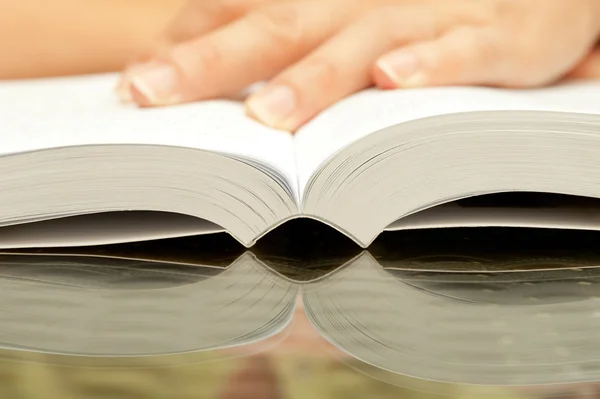 Mulher mãos segurando livro aberto — Fotografia de Stock