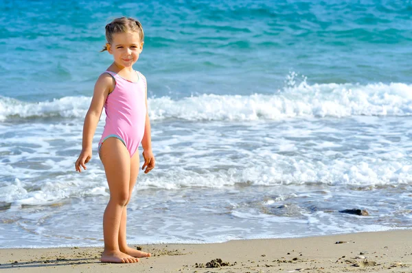 Peuter meisje op het strand — Stockfoto