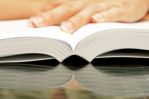 Mulher mãos segurando livro aberto — Fotografia de Stock