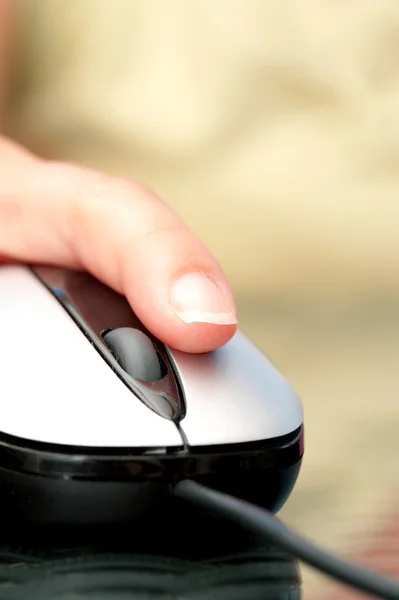 Рука жінки за допомогою комп'ютерної миші — стокове фото