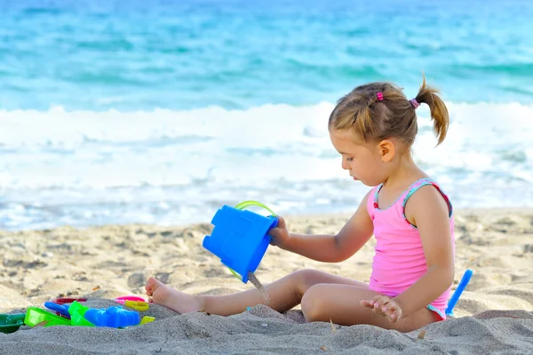 Toddler girl at beach — Stock Photo, Image