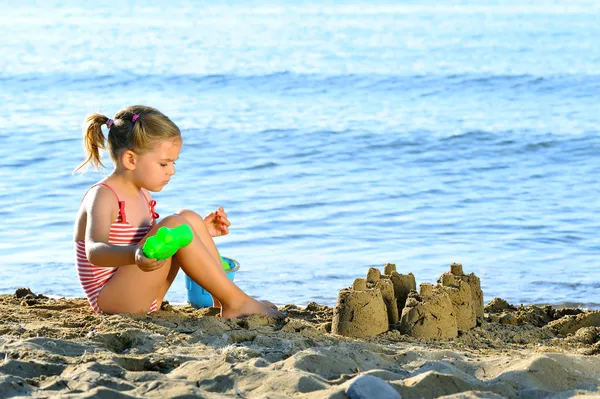 Peuter meisje op het strand — Stockfoto