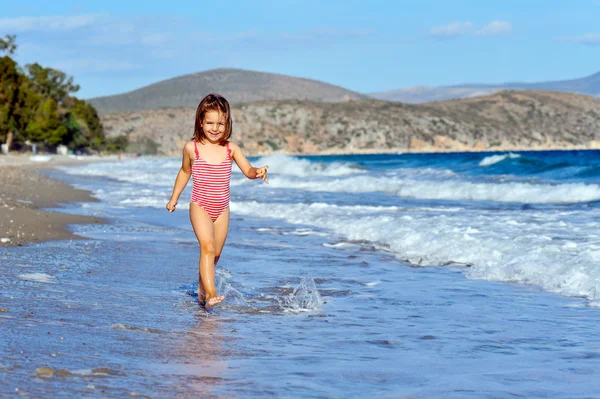 在海滩上蹒跚学步女孩 — 图库照片